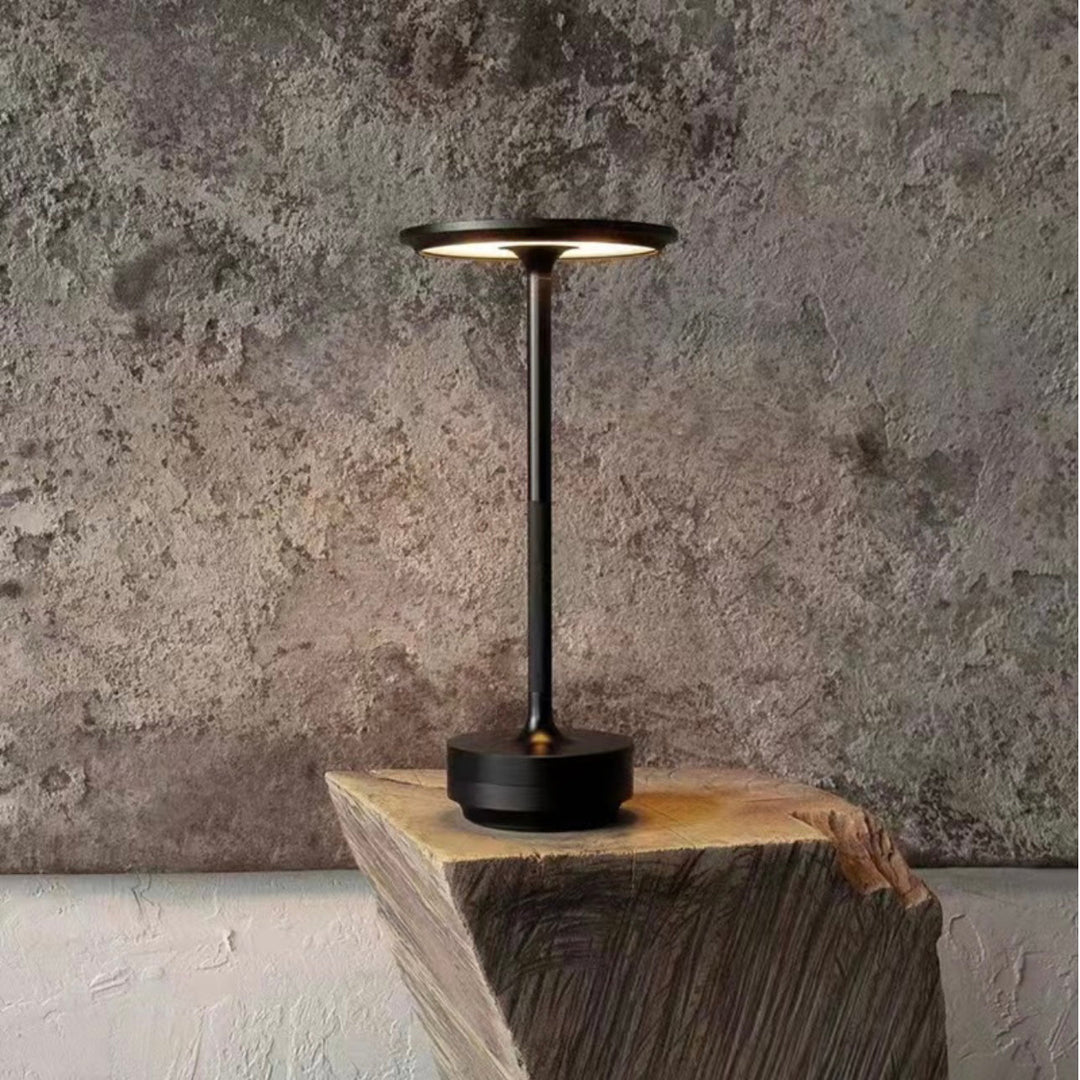 Trådløs, dæmpbar luksuriøs LED-bordlampe i aluminium med moderne design, ideel til elegant rumbelysning.