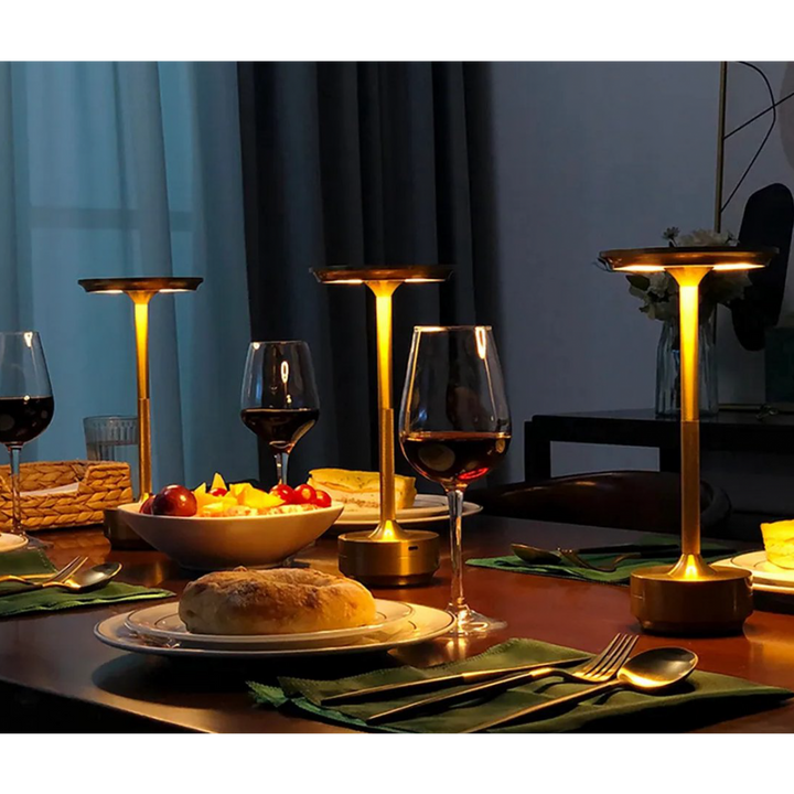 Trådløs, dæmpbar luksuriøs LED-bordlampe i aluminium med moderne design, ideel til elegant rumbelysning.