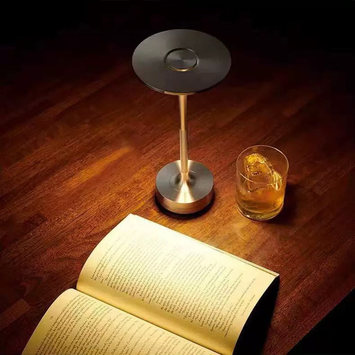 Trådløs, dæmpbar luksuriøs LED-bordlampe i aluminium med moderne design, ideel til elegant rumbelysning.