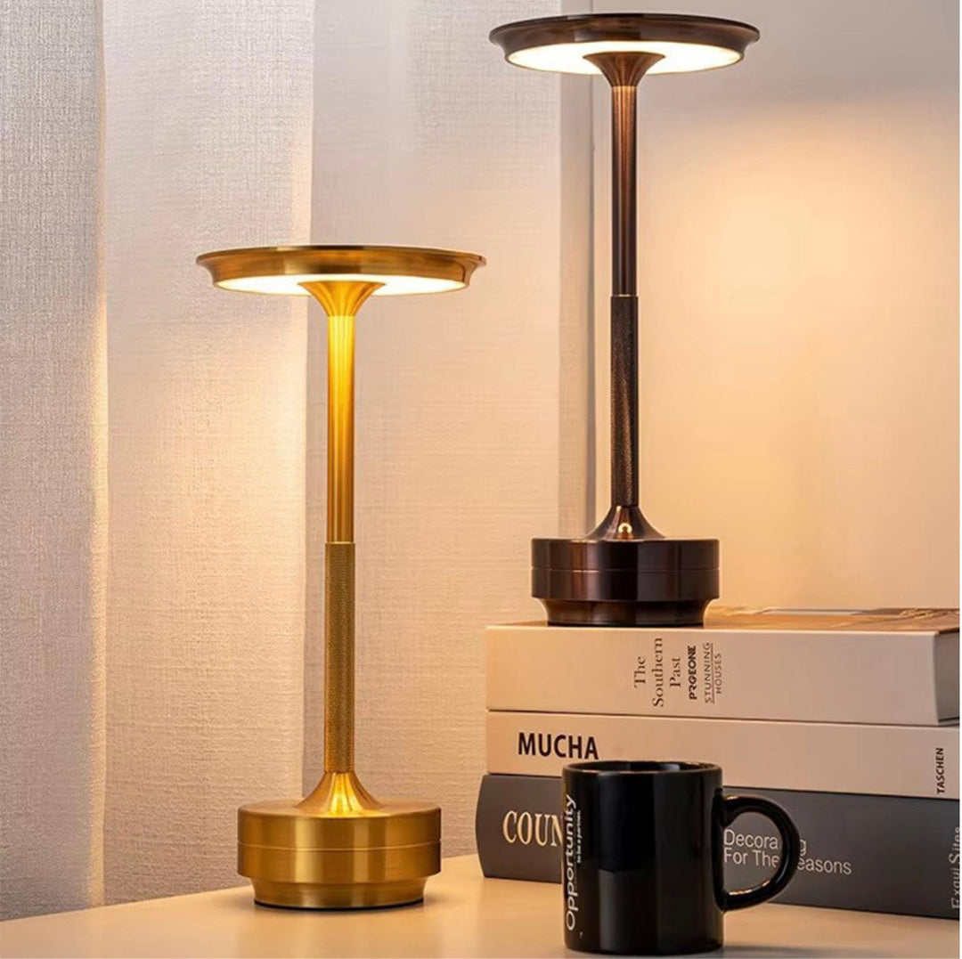 "Kabellose, dimmbare Luxus-LED-Tischlampe aus Aluminium mit modernem Design, ideal für stilvolle Raumbeleuchtung."