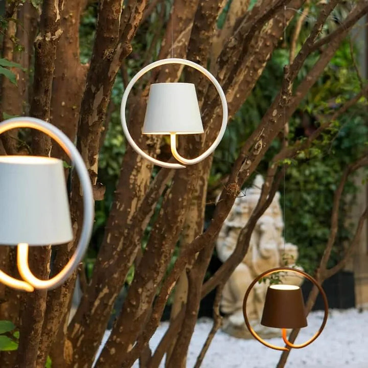 Trådløs LED-hængelampe til indendørs og udendørs brug, moderne design, varmt lys, touch-dæmpningsfunktion og USB-opladning.