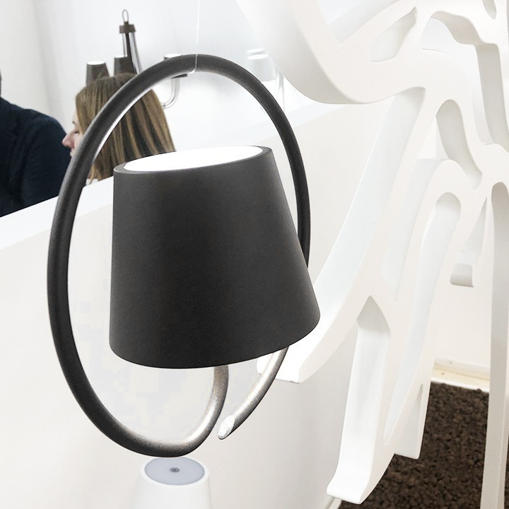 Trådløs LED-hængelampe til indendørs og udendørs brug, moderne design, varmt lys, touch-dæmpningsfunktion og USB-opladning.