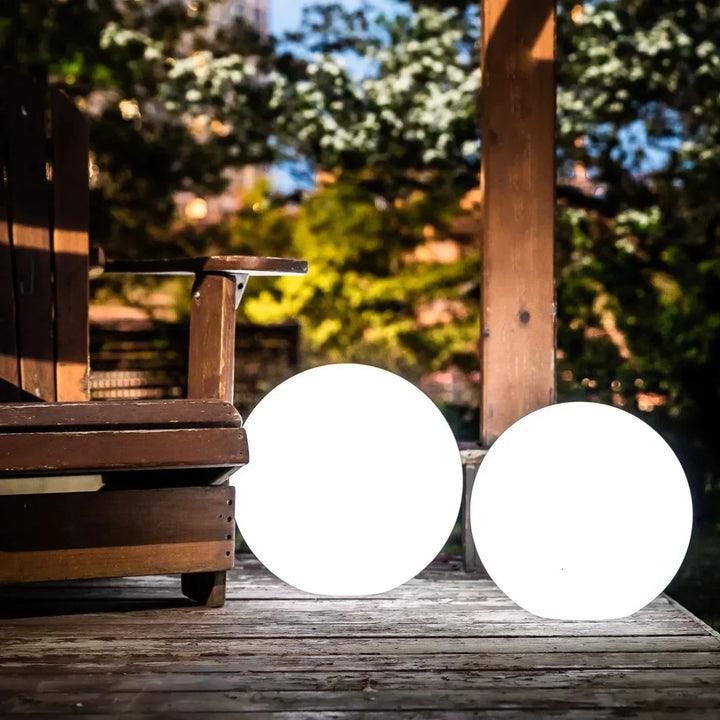 Trådløs LED Kugellampe, vejrresistent, kugleformet, 16 farver, til stilfuld belysning inde og ude, uden kabler.