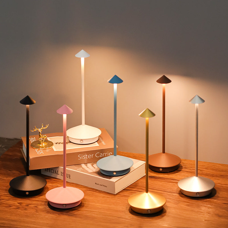 Trådløs LED bordlampe med dæmpbart touch lys og moderne design, ideel til fleksibel, stilfuld belysning.