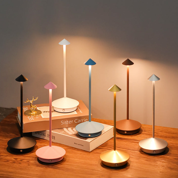 Trådløs LED bordlampe med dæmpbart touch lys og moderne design, ideel til fleksibel, stilfuld belysning.