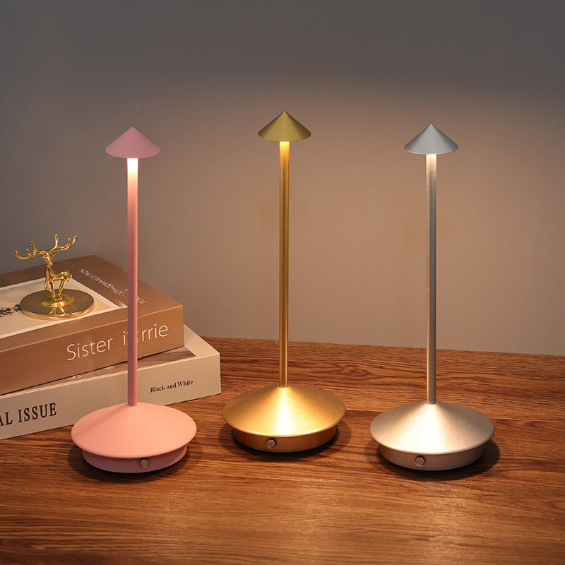 Trådløs LED bordlampe med dæmpbart touch lys og moderne design, ideel til fleksibel, stilfuld belysning.