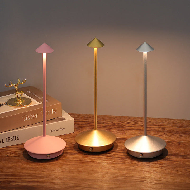 Trådløs LED bordlampe med dæmpbart touch lys og moderne design, ideel til fleksibel, stilfuld belysning.