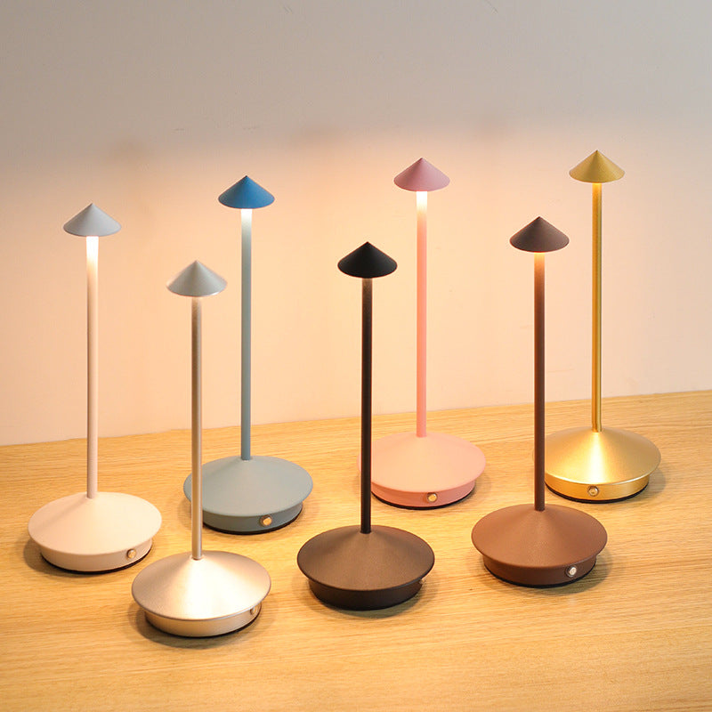 Trådløs LED bordlampe med dæmpbart touch lys og moderne design, ideel til fleksibel, stilfuld belysning.