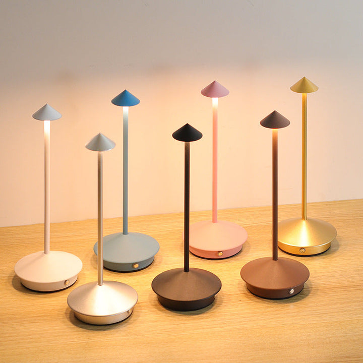 Trådløs LED bordlampe med dæmpbart touch lys og moderne design, ideel til fleksibel, stilfuld belysning.