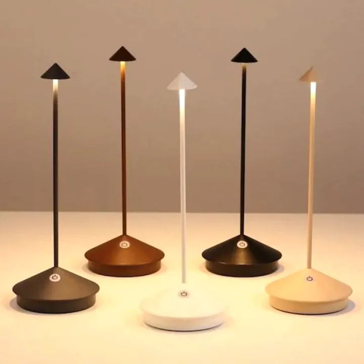Minimalistisk trådløs vandtæt LED bordlampe med touch-kontrol til indendørs og udendørs brug, i moderne design.