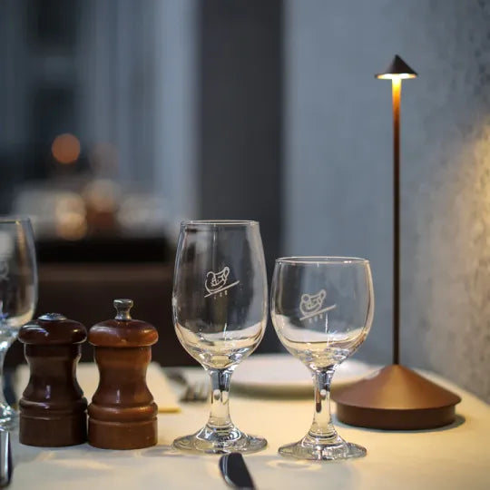 Minimalistisk trådløs vandtæt LED bordlampe med touch-kontrol til indendørs og udendørs brug, i moderne design.