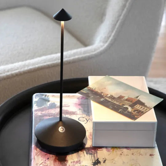 Minimalistisk trådløs vandtæt LED bordlampe med touch-kontrol til indendørs og udendørs brug, i moderne design.