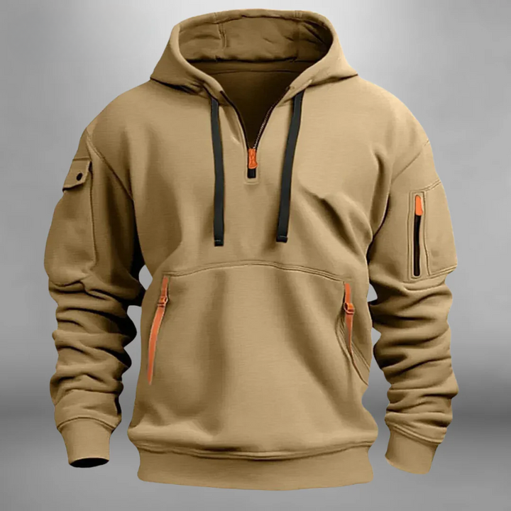 Sort herre hoodie i regular fit med praktisk kængurulomme og justerbar hætte. Ideel til fritid og afslapning.