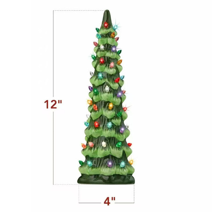 Keramisk juletræ i hvid farve med varme LED-lys, bidrager til julens hygge.
