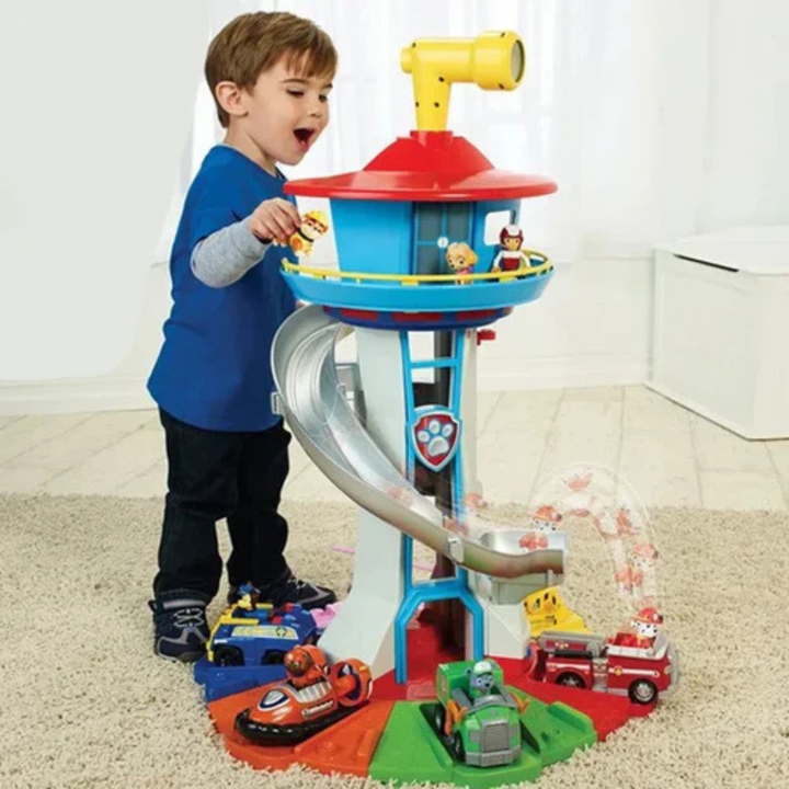 KidVenture trætårn, interaktiv pædagogisk legeverden til børn fra 3 år, fremmer kreativitet og motoriske færdigheder.
