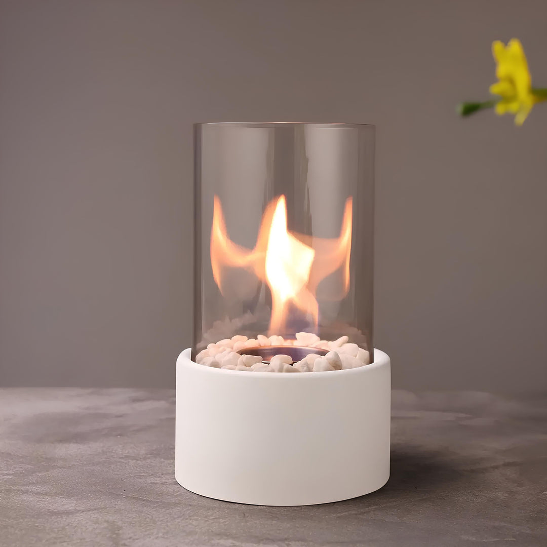 Klassisk olielampe med glascylinder og metalramme. Moderne bordlampe for stilfuld belysning og atmosfære.