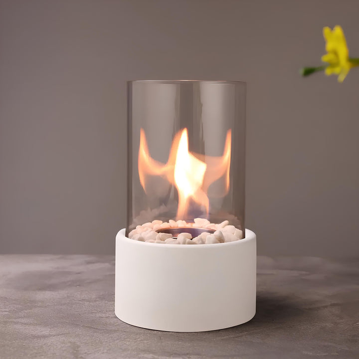 Klassisk olielampe med glascylinder og metalramme. Moderne bordlampe for stilfuld belysning og atmosfære.