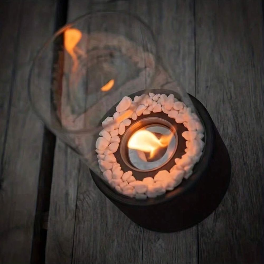 Klassisk olielampe med glascylinder og metalramme. Moderne bordlampe for stilfuld belysning og atmosfære.