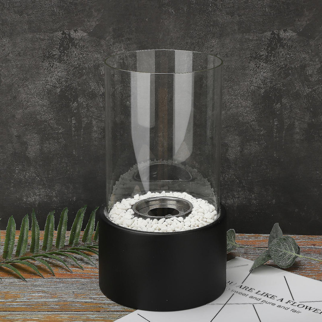 Klassisk olielampe med glascylinder og metalramme. Moderne bordlampe for stilfuld belysning og atmosfære.