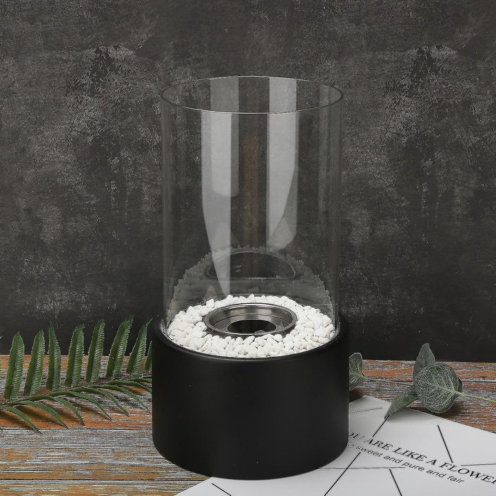 Klassisk olielampe med glascylinder og metalramme. Moderne bordlampe for stilfuld belysning og atmosfære.