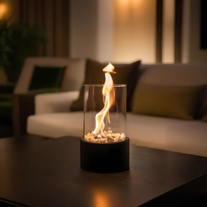 Klassisk olielampe med glascylinder og metalramme. Moderne bordlampe for stilfuld belysning og atmosfære.