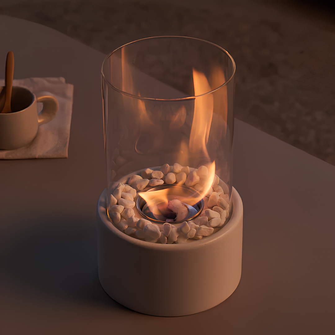 Klassisk olielampe med glascylinder og metalramme. Moderne bordlampe for stilfuld belysning og atmosfære.