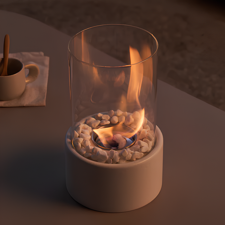 Klassisk olielampe med glascylinder og metalramme. Moderne bordlampe for stilfuld belysning og atmosfære.