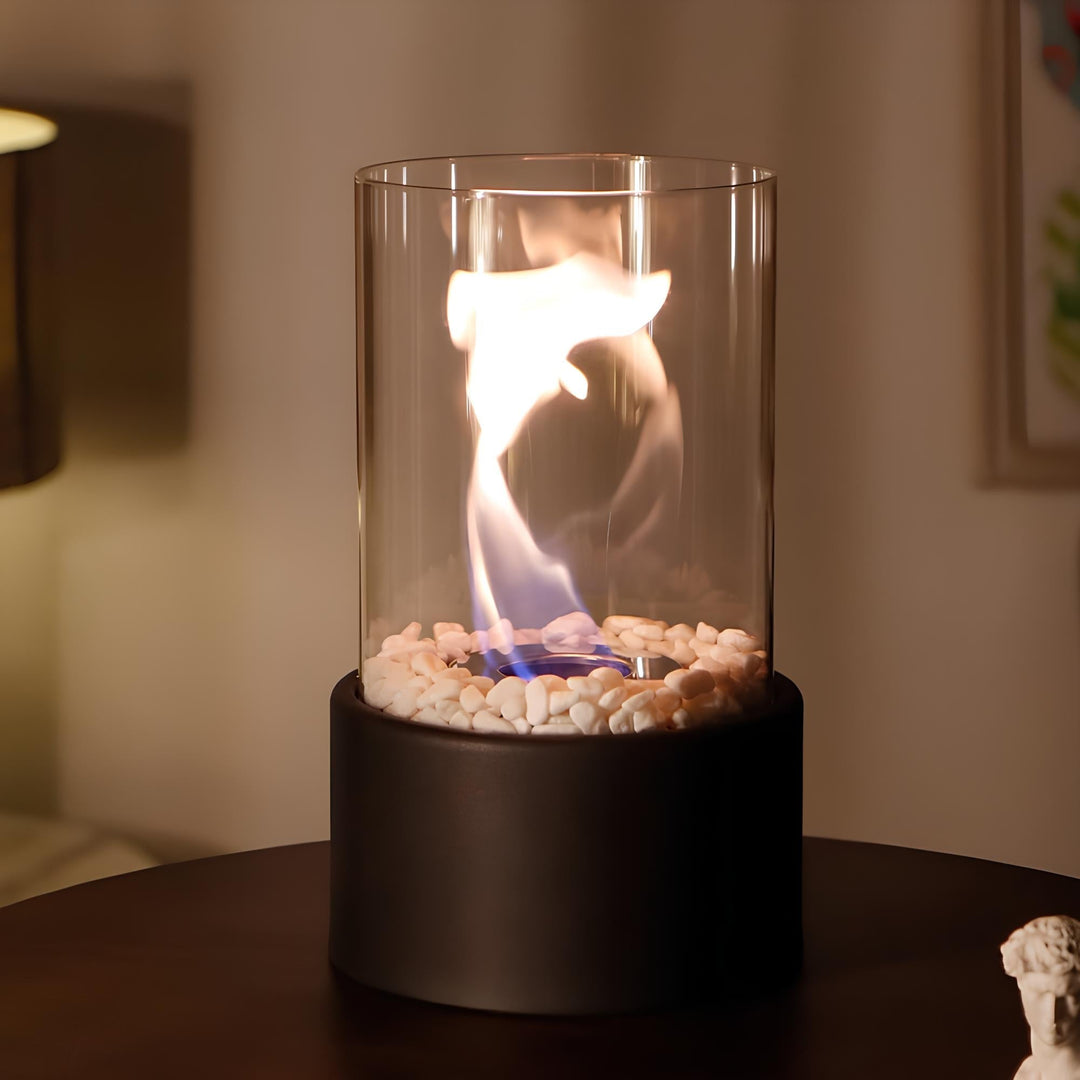 Klassisk olielampe med glascylinder og metalramme. Moderne bordlampe for stilfuld belysning og atmosfære.