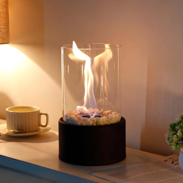 Klassisk olielampe med glascylinder og metalramme. Moderne bordlampe for stilfuld belysning og atmosfære.