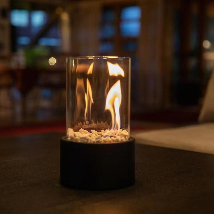 Klassisk olielampe med glascylinder og metalramme. Moderne bordlampe for stilfuld belysning og atmosfære.