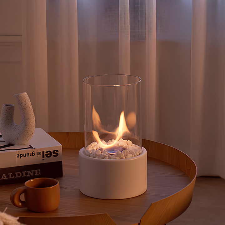Klassisk olielampe med glascylinder og metalramme. Moderne bordlampe for stilfuld belysning og atmosfære.
