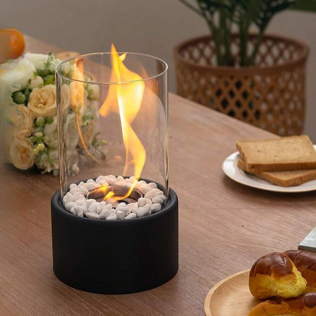 Klassisk olielampe med glascylinder og metalramme. Moderne bordlampe for stilfuld belysning og atmosfære.
