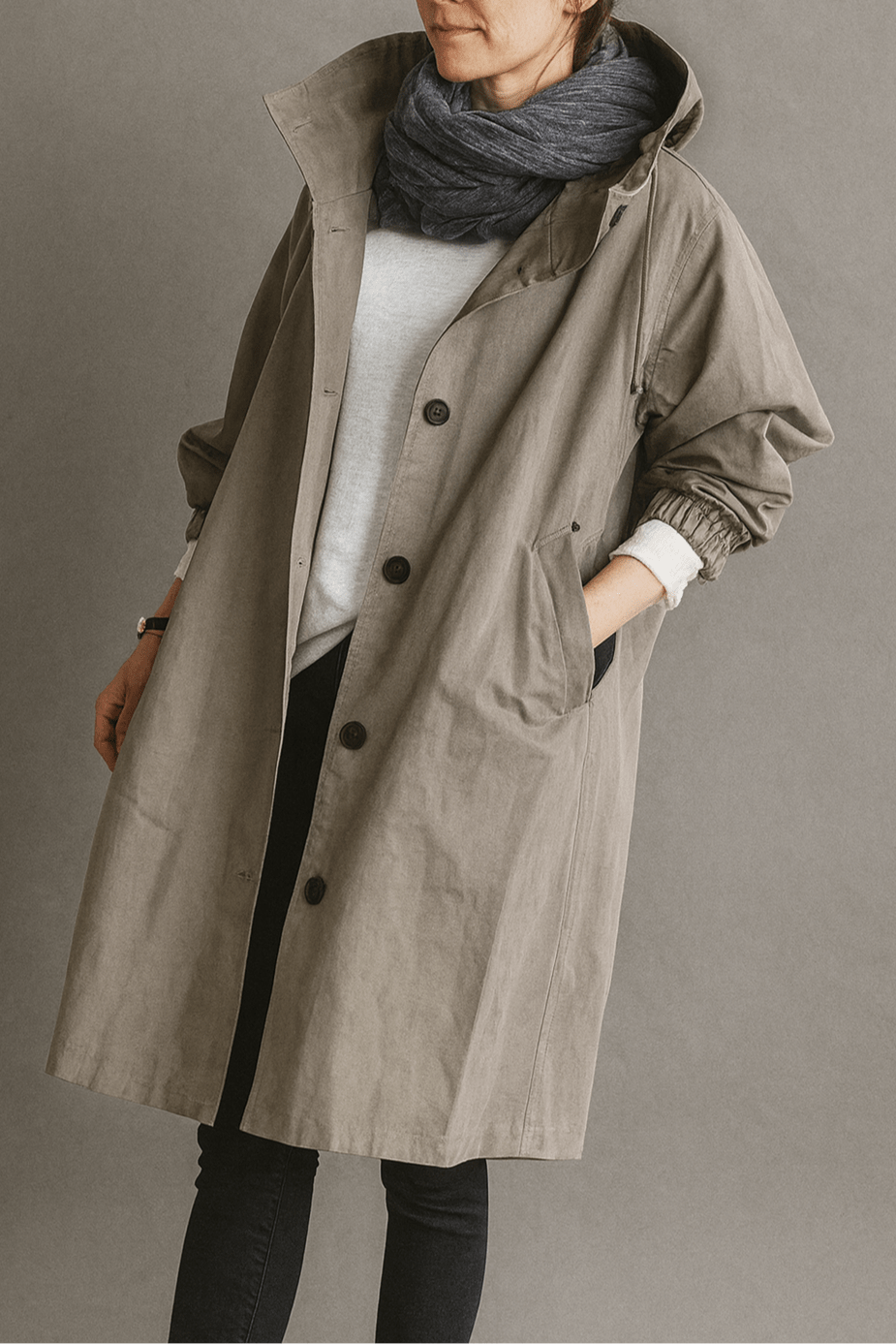 Elegant lang frakke til damer. Klassisk trenchcoat perfekt til kontor og hverdag.