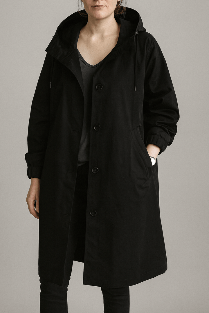 Modebevidst dame trenchcoat i klassisk snit, perfekt overtøj til skiftende vejr i forår/efterår.