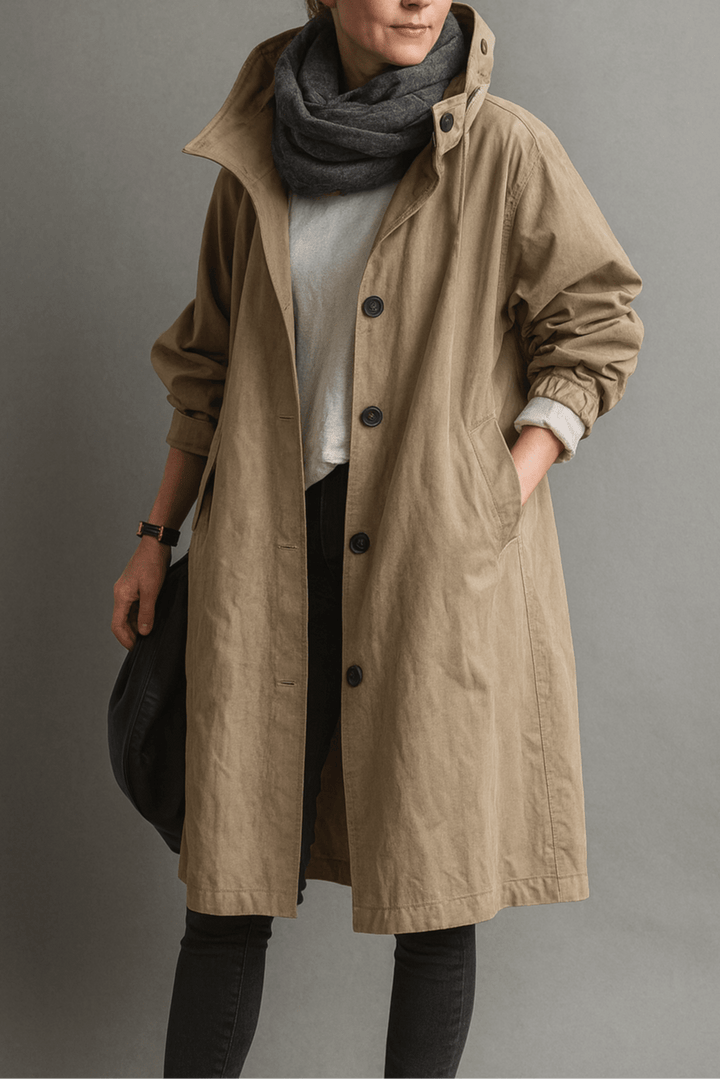 Alsidig dame trenchcoat til overgangsperioder. Klassisk frakke for kontor og hverdag.