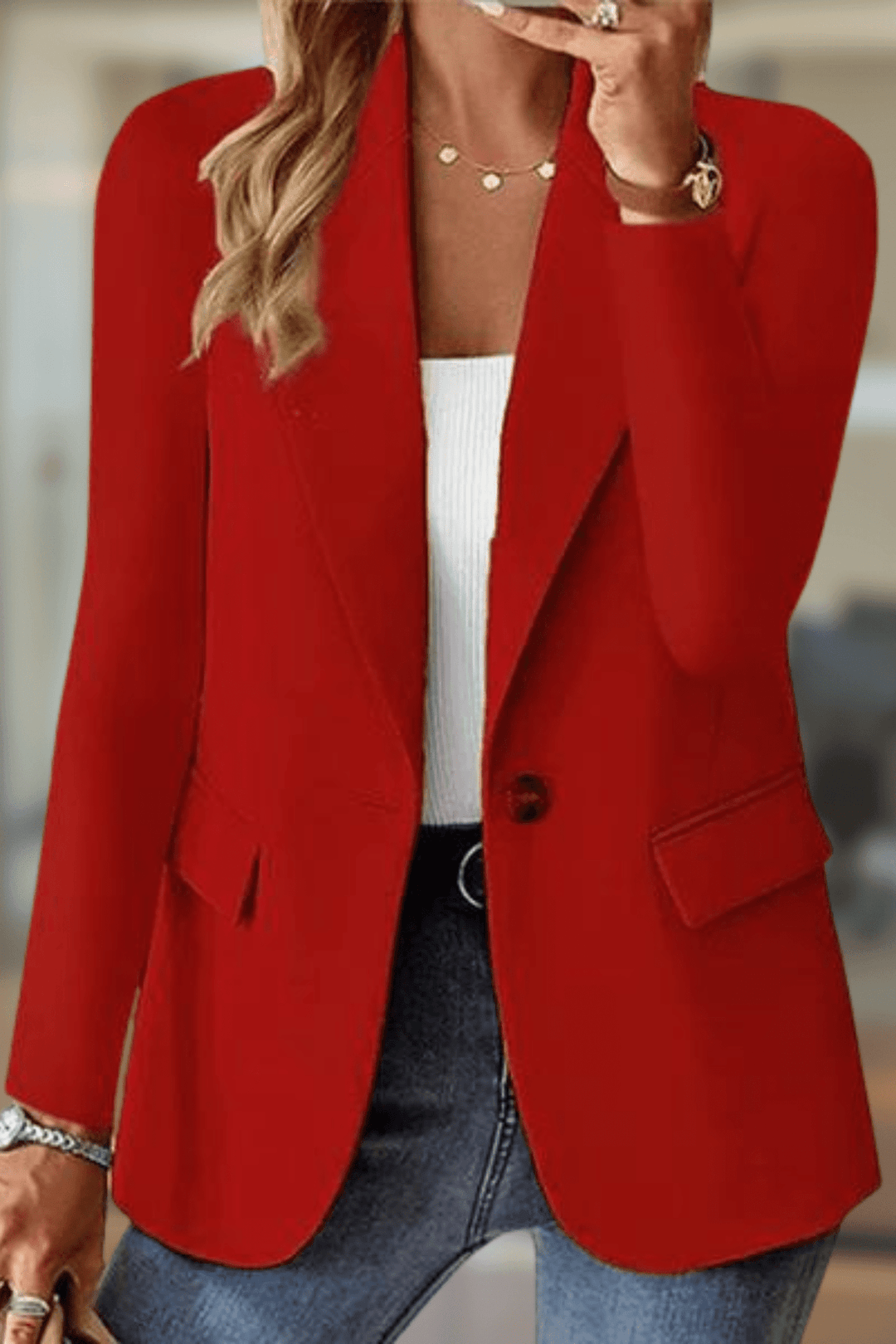 Elegant dameblazer i tidløst design, ideel som alsidigt overtøj til kvinder i modebevidste outfits.