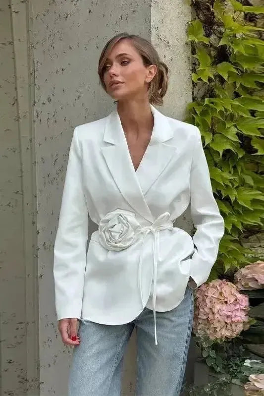 Hvid klassisk dameblazer, elegant og tidløs, passer til mange lejligheder og stilarter.