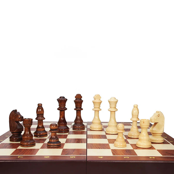 Skakspil i træ, en perfekt gaveidé. Foldbart familiespil for læring og sjov. Klassisk strategispil for alle.