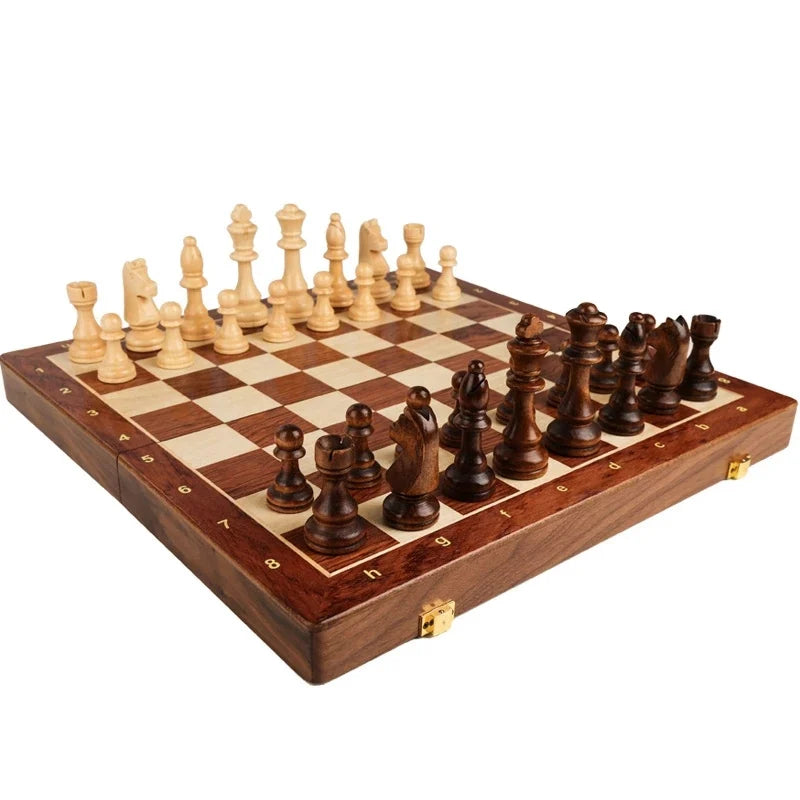 Oversigt over klassisk foldbart træskakspil med brikker opstillet. Et elegant brætspil til alle aldre.