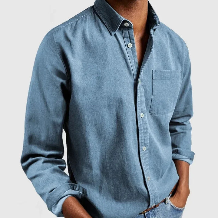 Essentiel herreskjorte, klassisk med knapper. Langærmet design for komfortabel og stilfuld mænds mode.