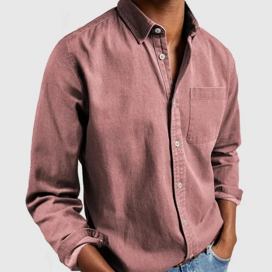 Tidløs klassisk herreskjorte med knapper. Elegant og komfortabel langærmet skjorte til mænds mode.