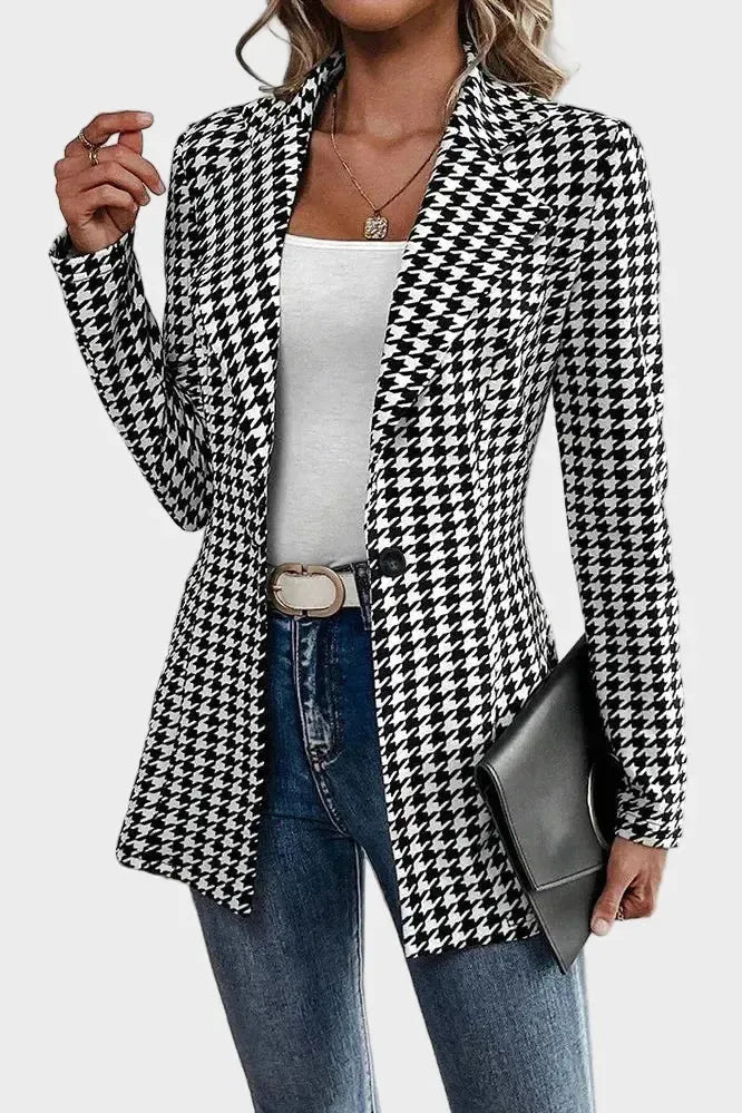 Klassisk sort dameblazer med tidløs elegance, perfekt til formel brug eller kontorstil.