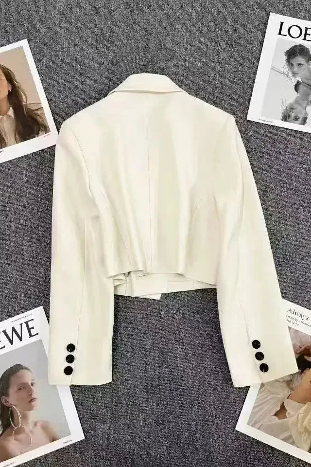 Skræddersyet dameblazer i klassisk snit, fremhæver elegant forretningslook med moderne detaljer.