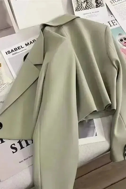 Sort klassisk dameblazer med revers, essentiel overgangsjakke der løfter din hverdagsstil elegant.
