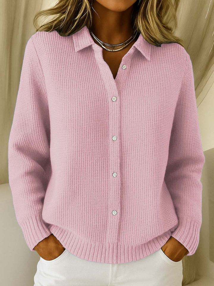 Elegant pink damecardigan med knapper i blød strik, langærmet og komfortabel til damer.