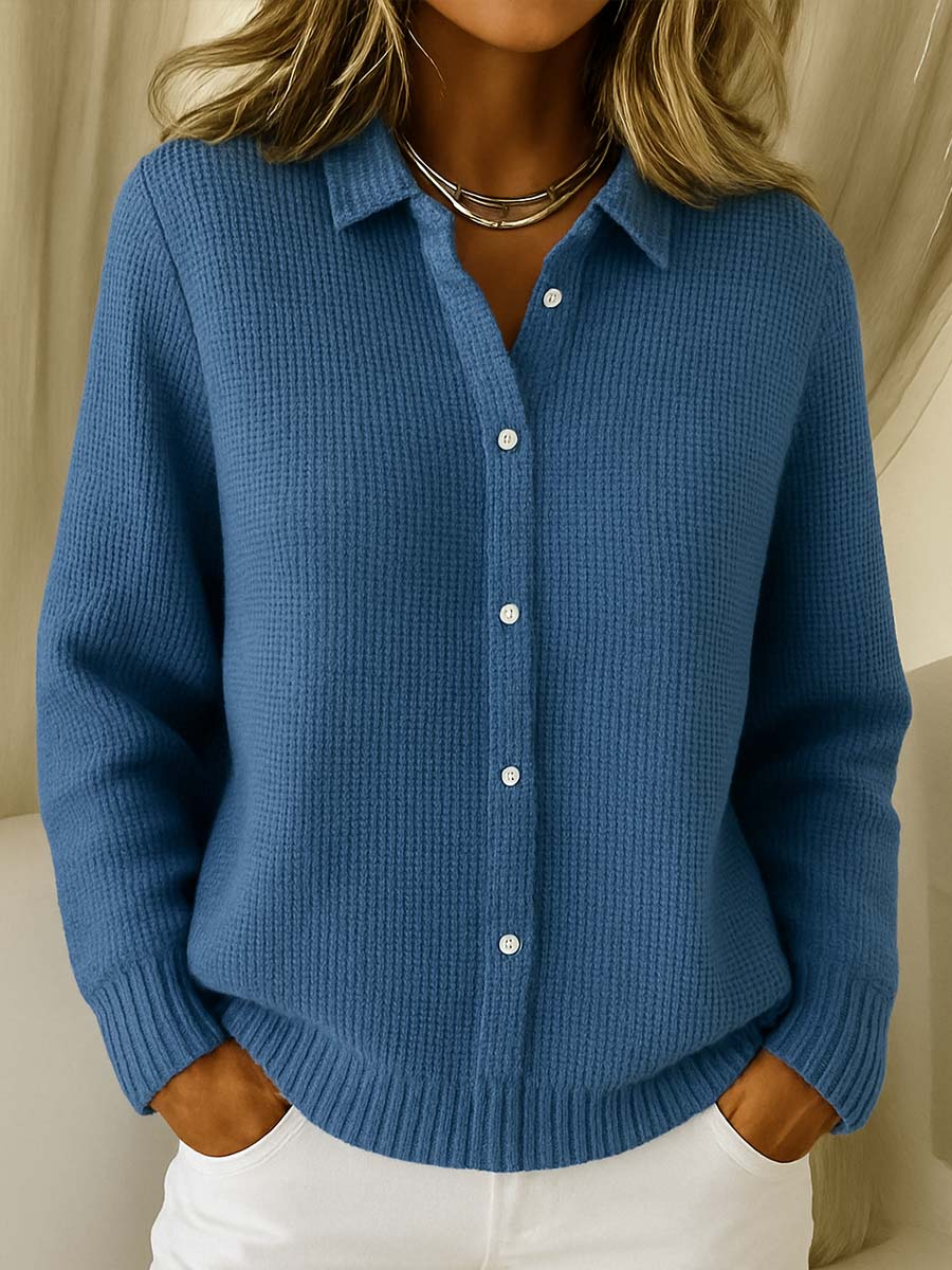 Stilfuld rød strik cardigan til damer med klassiske knapper, ideel til mode og hverdag.
