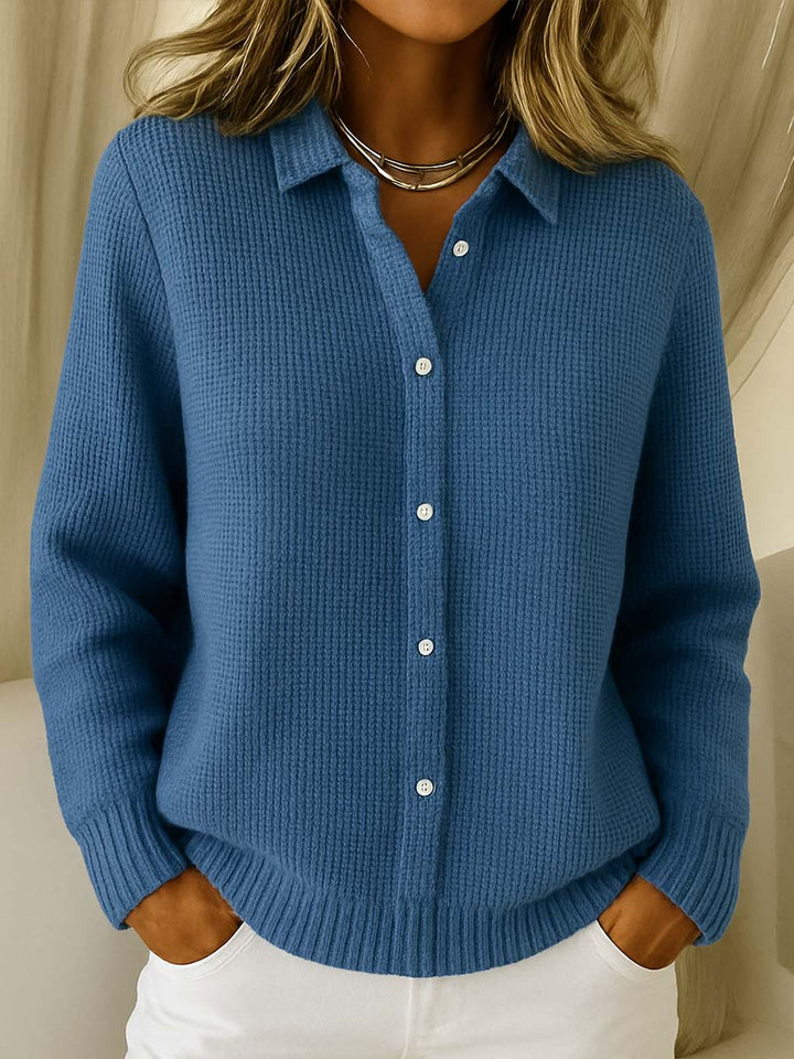Stilfuld rød strik cardigan til damer med klassiske knapper, ideel til mode og hverdag.