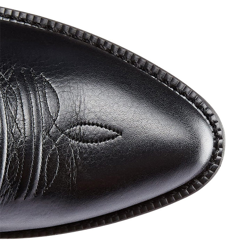 Moderigtige cowboystøvler til mænd, set fra siden; viser den elegante silhuet og robuste sål.