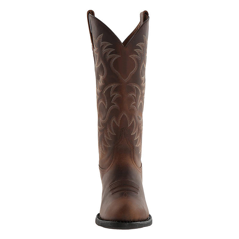 Detaljebillede af en herre cowboystøvles spidse tå og western-syninger; autentisk design.