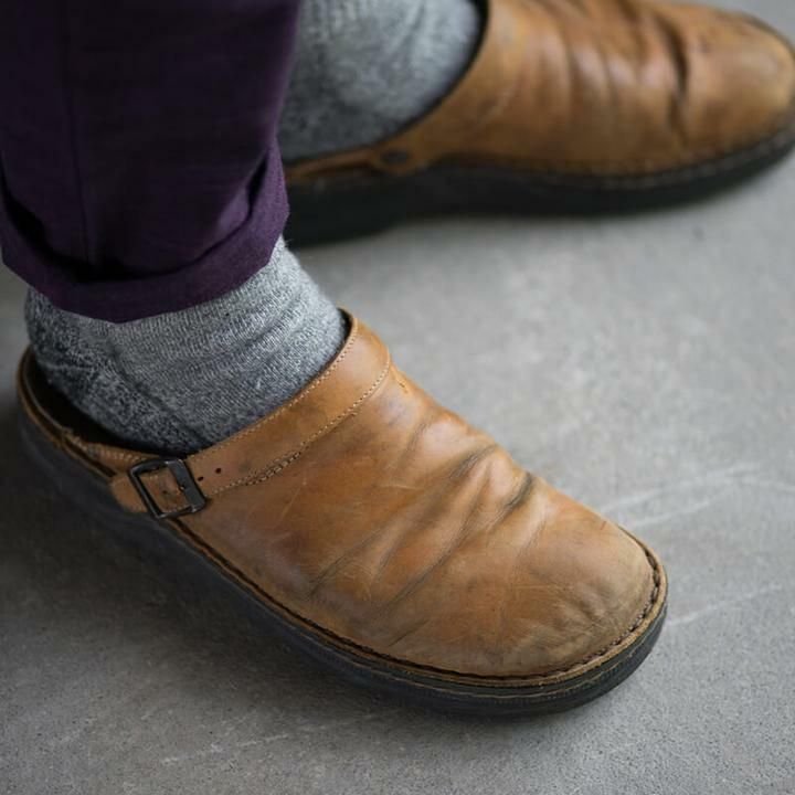 Klassiske ortopædiske clogs til mænd i sort læder, ideelle som komfortable arbejdssko og hverdagssko.